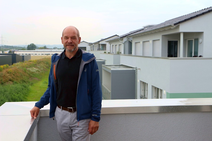 Thorsten Kleinebekel, Vorstandsvorsitzender der Wohnbau Lemgo eG, steht auf dem Balkon einer Wohnung der Häuser am Augustenweg. Foto: Thomas Dohna