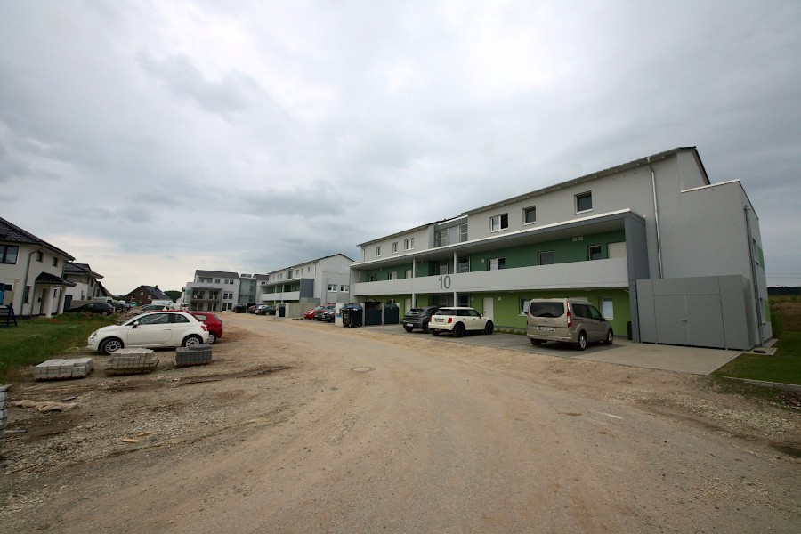 Die Straßen im Baugebiet Gieselmannkreisel sind noch nicht fertig. Die Wohnungen in den Mehrfamilienhäusern am Augustenweg waren schnell vergeben. Foto: Thomas Dohna