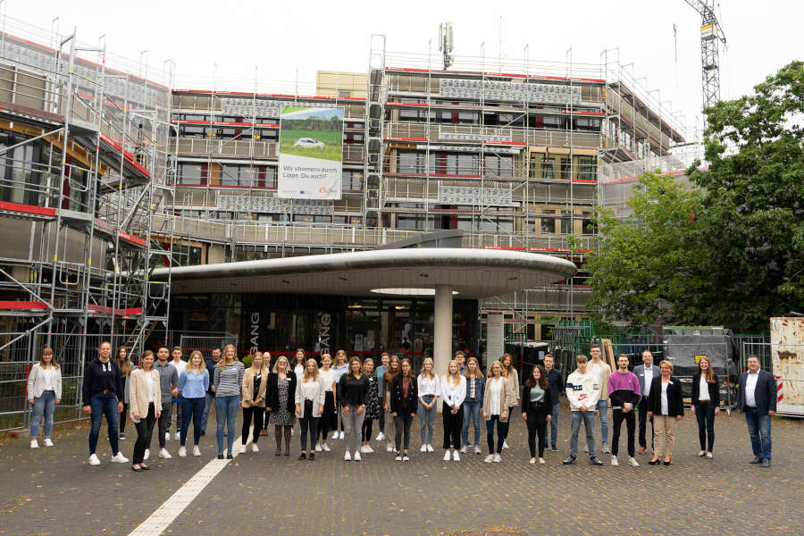 Jetzt können die Einführungstage starten – gemeinsames Gruppenfoto vor dem Kreishaus in Detmold. Foto: Kreis Lippe.