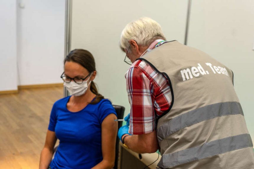 Jitka Brichnacova bekommt von Bernd Bartels Trautmann die letzte Impfung im Impfzentrum Kreis Lippe. Foto: Kreis Lippe.
