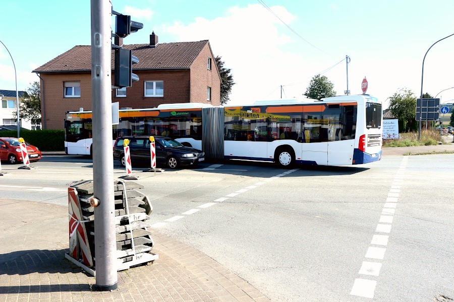 Der Gelenkbus kommt nur mit Mühe von der B66 auf die Hauptstraße. Der schwarze Volvo ist schon ein Stück ausgewichen, wird noch weiter ausweichen und in die Kreuzung fahren. Die CDU im Gemeinderat schlägt deswegen vor, die Linksabbiegerspur zurück zu verlegen. Foto: Thomas Dohna