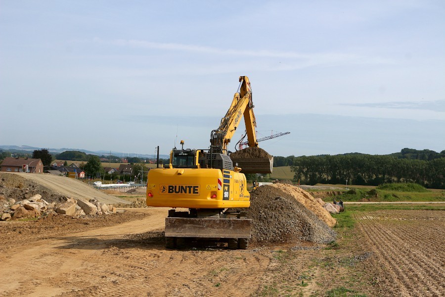 Ein Bagger der Firma Bunte schaufelt auf der Baustelle der B66n Kies. In der vergangenen Woche hatten Unbekannte Sand in die Tanks von Baumaschinen gekippt. Foto: Thomas Dohna