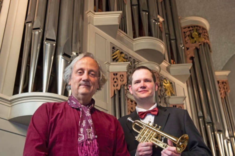 Hans-André Stamm an der Orgel(links) und Martin Schröder mit der Trrompete sind das Duo Concerto Maestoso. Foto: Kirchengemeinde Bergkirchen