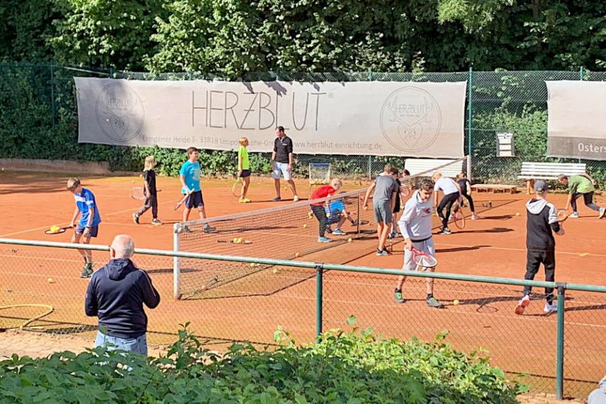 Beim Aufsammeln der Bälle helfen alle mit. Foto: Tennisclub Leopoldshöhe