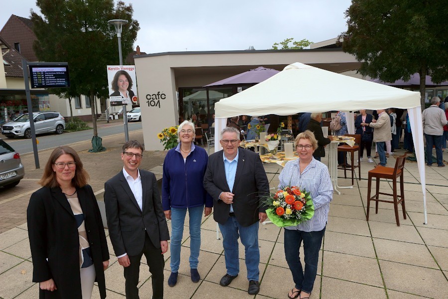 Andrea Rodekamp (Vorsitzende des Kirchenvorstandes, von links), Bürgermeister Martin Hoffmann, Pfarrerin Kornelia Schauf, Kirchenrat Tobias Treseler und Ehrenamtskoordinatorin Nicole Becker stehen von dem neuen Café 104, dass die evangelisch-reformierte Kirchengemeinde Leopoldshöhe jetzt eröffnet hat. Foto: Thomas Dohna