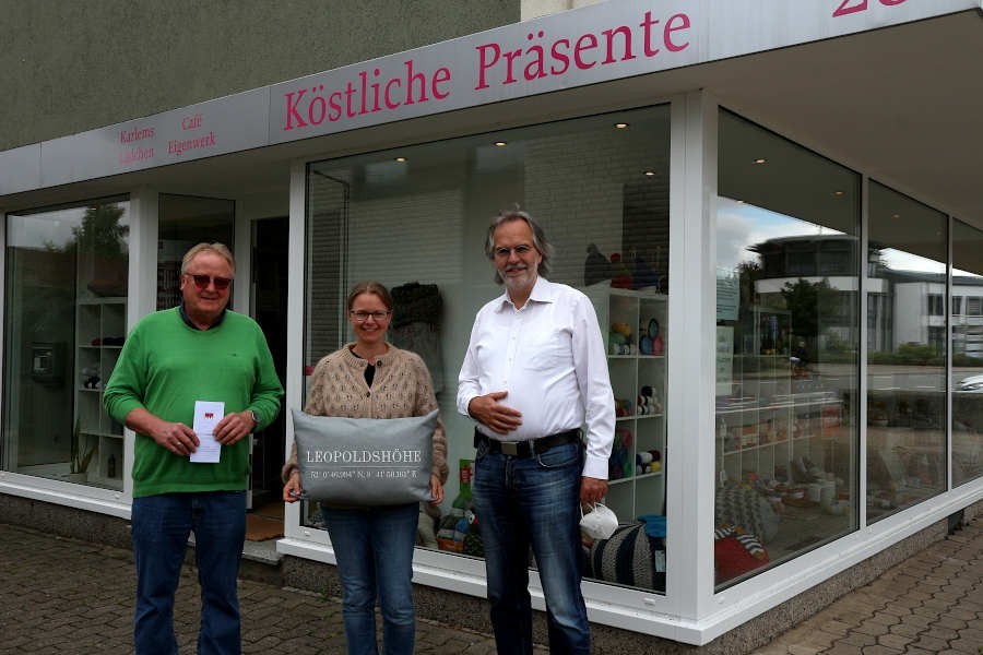 Weinhändler Dirk Bastert, Wolllädchen-Inhaberin Sabrina Karlem und der hHrausgeber der Leopoldshöher Nachrichten Thomas Dohna (von links) wollen Winzern im Ahrtal mit einer Bestellaktion helfen. Foto: Edeltraud Dombert 