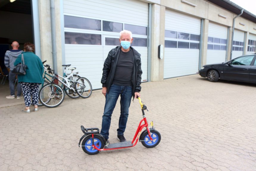 Peter Jüttner hat bei der Fundsachenversteigerung einen Roller für seinen Enkel erworben. Foto: Edeltraud Dombert