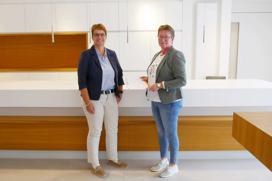 Sabine Beine (Verwaltungsvorstand III, Kreis Lippe) wünscht Alexandra Steeger (Fachgebietsleitung Kommunale Integration, Kreis Lippe) viel Erfolg in ihrer Nachfolge als Integrationsbeauftragte des Kreises Lippe (von links). Foto: Kreis Lippe.