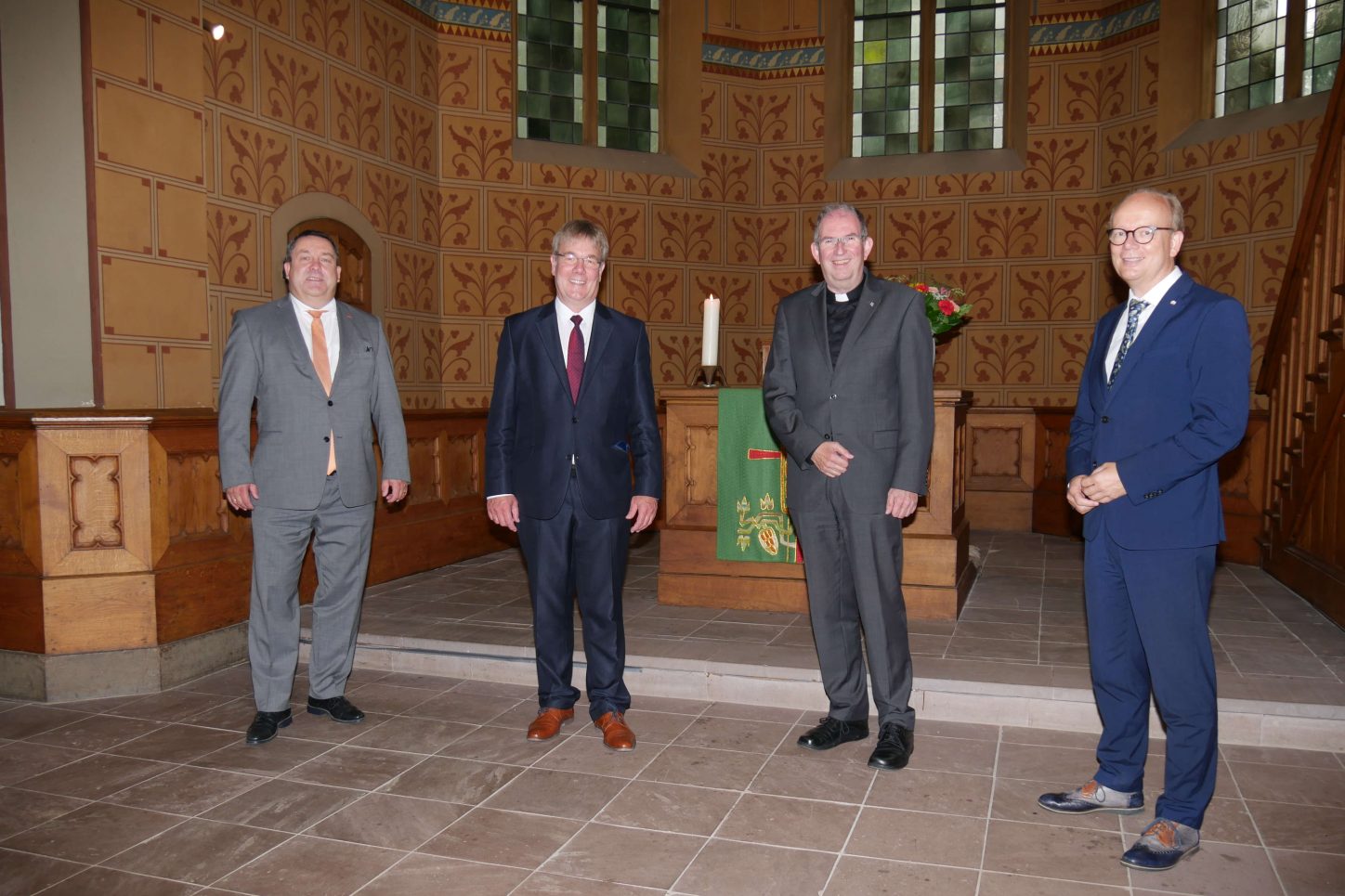 Jahresempfang der Kirchen: Landessuperintendent Dietmar Arends und Dechant Norbert Nacke (2. u. 3.v.links) konnten unter anderem Landrat Dr. Axel Lehmann (links) und Landtagspräsident André Kuper (rechts) begrüßen.