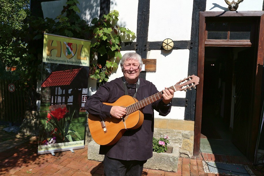 Jörg Czyborra sang und rezitierte während einer Matinee auf dem Heimathof. Foto: Thomas Dohna