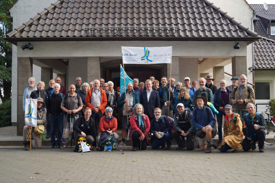 Wurden von Landessuperintendent Dietmar Arends (Mitte) in Hiddesen begrüßt: die Pilgerinnen und Pilger auf dem 5. Ökumenischen Pilgerweg für Klimagerechtigkeit