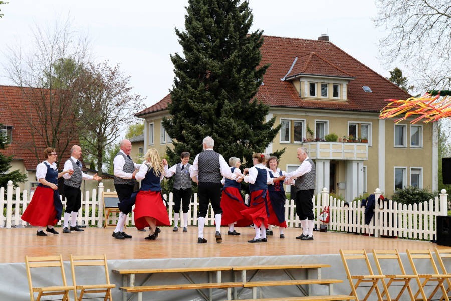 Der Original Leopoldshöher Volkstanzkreis führt bei der Maibaumaufstellung einen Tanz auf. Archivfoto: Thomas Dohna