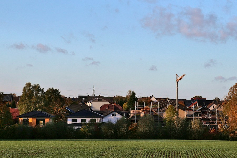 An der Straße am Mühlenbach in Schuckenbaum sind mehrere Häuser zu hoch gebaut worden. Jetzt soll ein weiterer Versuch gemacht werden, den Baubauungsplan zu ändern, um die Verstöße zu legalisieren. Foto: Thomas Dohna