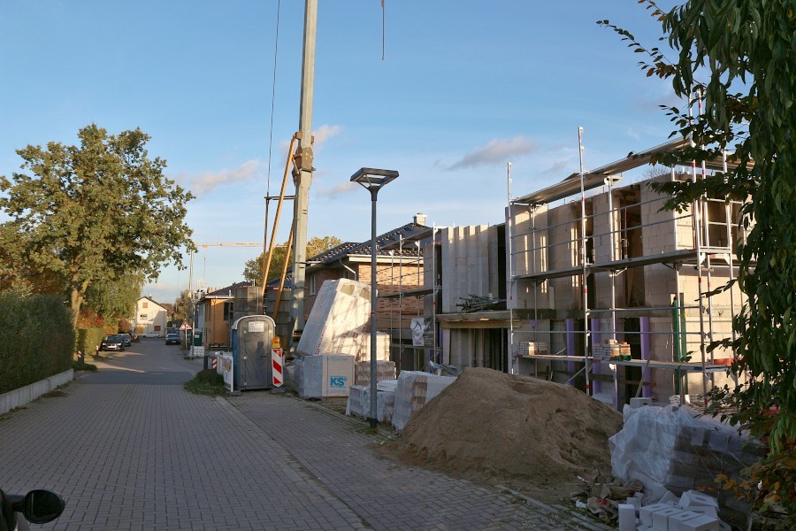 An der Straße am Mühlenbach in Schuckenbaum entsteht ein weiteres Haus. Mindestens zwei schon stehende Häuser sind zu hoch gebaut worden. Foto: Thomas Dohna