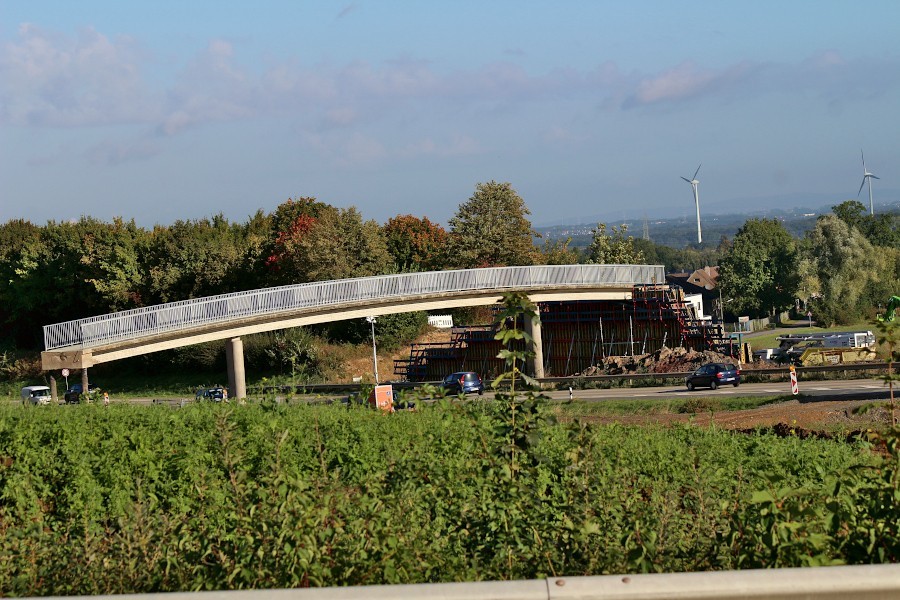 Am hinteren Ende der Brücke "Am Bollholz" ist die neue Stützwand noch eingeschalt. Die Schalung wird in den kommenden Tagen auf die Südseite gebracht, um die Stützwand dort gießen zu können. Foto: Thomas Dohna