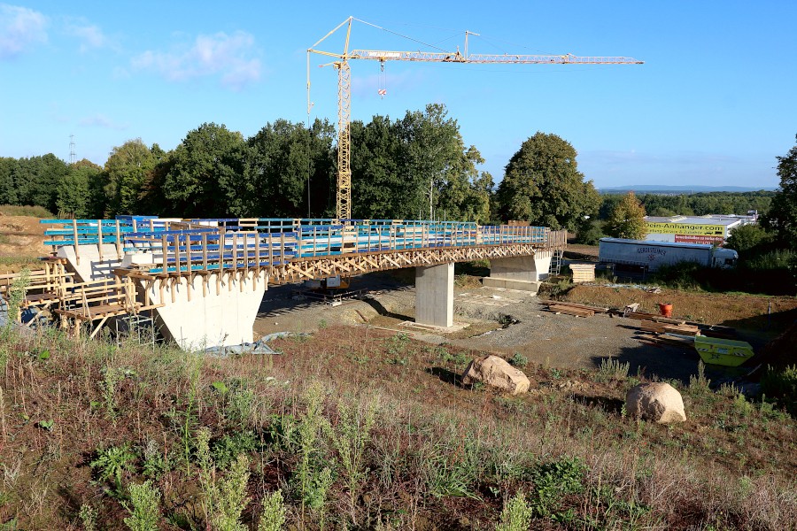 Die Brücke für den Wirtschaftsweg am Roller-Markt ist fast fertig. An der Durchfahrt kann man erkennen, wie breit die neue Trasse der B66 werden wird. Foto: Thomas Dohna