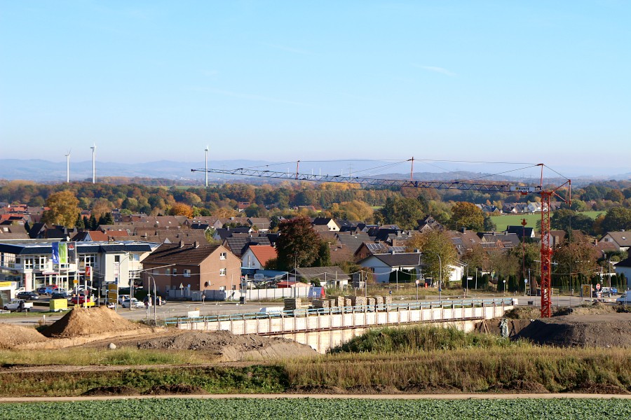 Vom Freesenberg sieht es aus, als tue sich nichts auf der Baustelle für die Brücke der Tunnelstraße über die zukünftige B66. In der Grube wird der Bau der Widerlager vorbereitet. Foto: Thomas Dohna