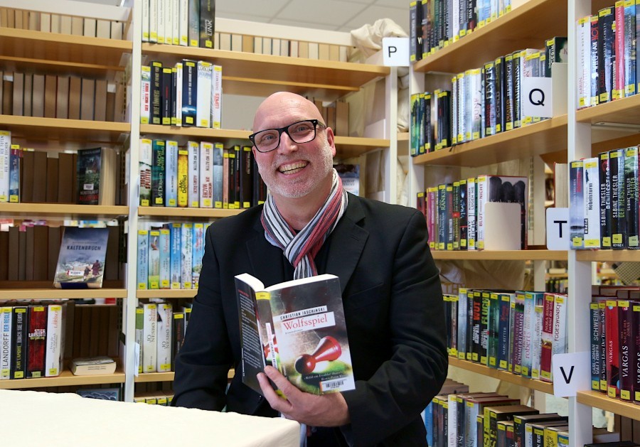 Christian Jaschinski sitzt in der Gemeindebücherei Leopoldshöhe. Der Autor wird aus seinem Krimi Wolfsspiel lesen. Foto: Thomas Dohna