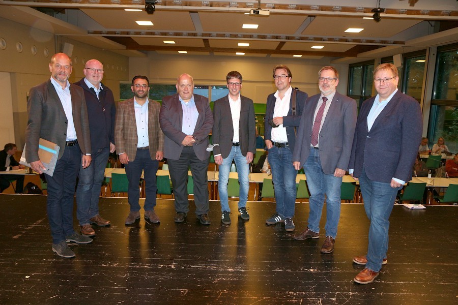 Thorsten Kleinebekel (Wohnbau Lemgo eG, von links), Architekten Dieter Perl, Alcay Kamis (SGH Bad Oeynhausen), Andreas Brinkmann (SPD), Bürgermeister Martin Hoffmann (SPD), Oliver Klingelberg (BGW), Ralf Brodda (Mieterbund OWL) und Moderator Thomas Jahn (SPD). Foto: Thomas Dohna