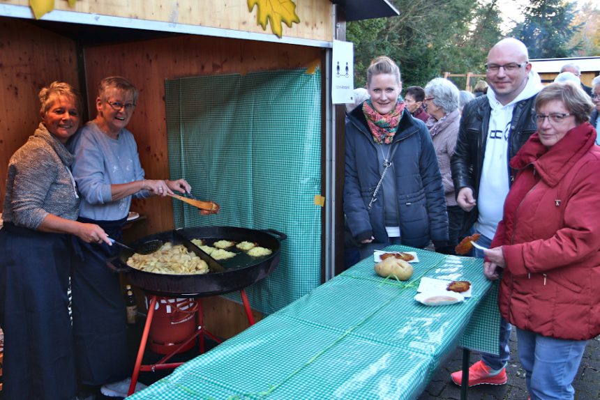 Heike Wörmann und Judith Leymann kümmern sich im Bratkartoffeln und Kartoffelpuffer während das Königspaar Bianca und Dennis Jorczick sowie Kronprinzessin Bärbel Gregor sich an Kartoffelpuffern stärken. Foto: Thomas Dohna