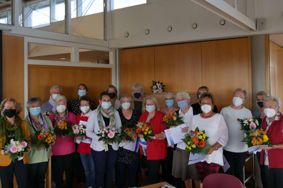 Aktiv im ehrenamtlichen Besuchsdienst: Ehrung langjähriger Mitglieder der ÖKAH. Mit der scheidenden Vorsitzenden Dr. Angelika Hirsch (vorne, 5.v.l.). Foto: Lippische Landeskirche