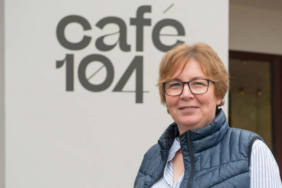 Nicole Becker koordiniert die Ehrenamtlichen im Café 104, dem von der Evangelisch-reformierten Kirchengemeinde betriebenen Bürgercafé am Leopoldshöher Marktplatz. Foto: Ralf Bittner