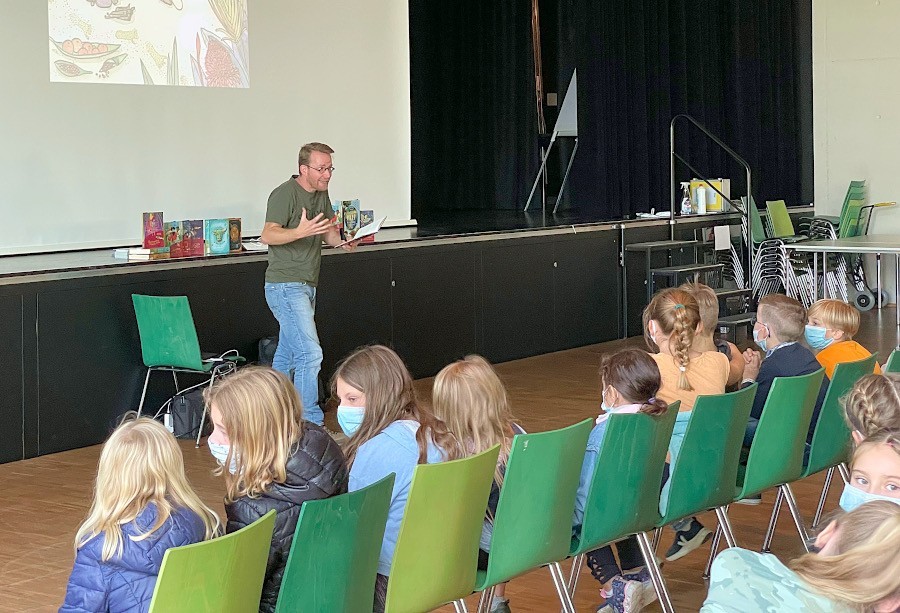 Der Kinderbuchautor Simak Büchel las vor Kinder der Grundschule Nord in der Aula des Schulzentrums aus einem seiner Bücher. Foto: Lisa Windolph