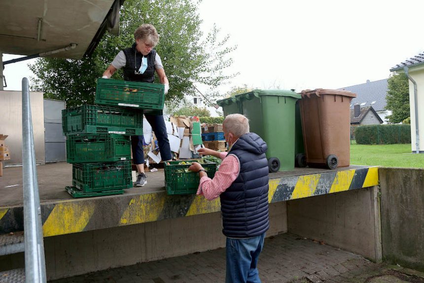 Claudia Pfitzner reicht Norbert Domer Lebensmittelkisten herunter. Der packt sie in den Tafelbulli. Foto: Edeltraud Dombert