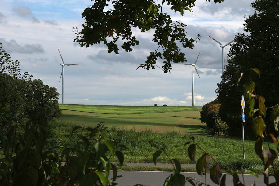 Die Windräder am Lehagenweg in Greste sind die einzigen in Leopoldshöhe. Foto: Thomas Dohna