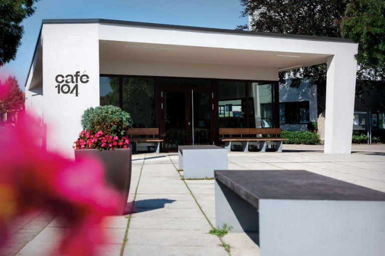 kleo cafe104 MGF 2091 logo anzeige900x600 1 768x512