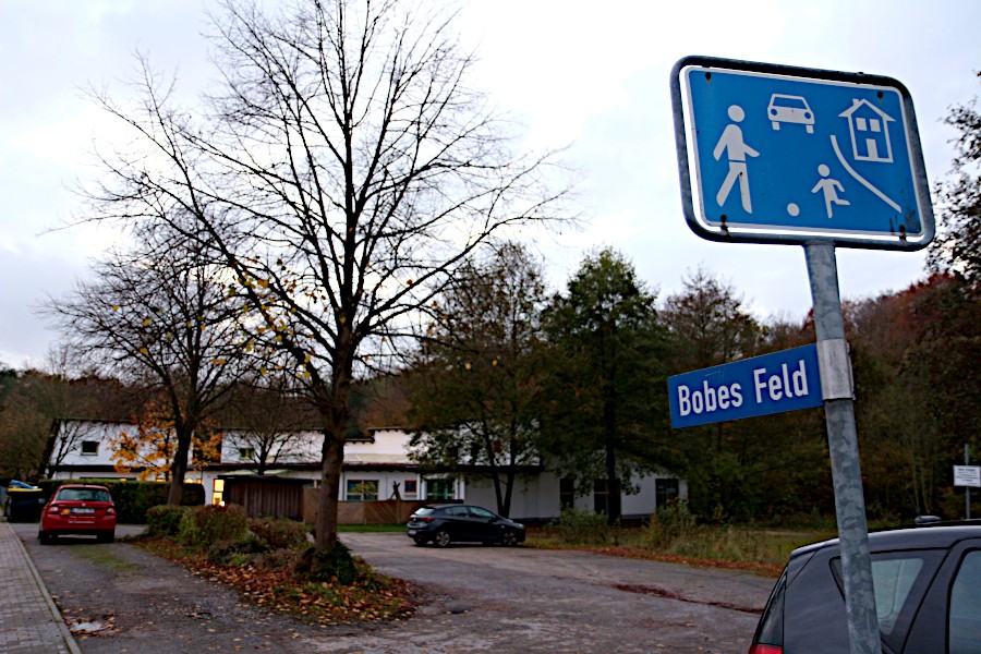 An Bobes Feld könnte die neue Feuerwache Asemissen entstehen. Im Hintergrund ist die Kindertagesstätte Bobes Feld zu sehen. Foto: Thomas Dohna