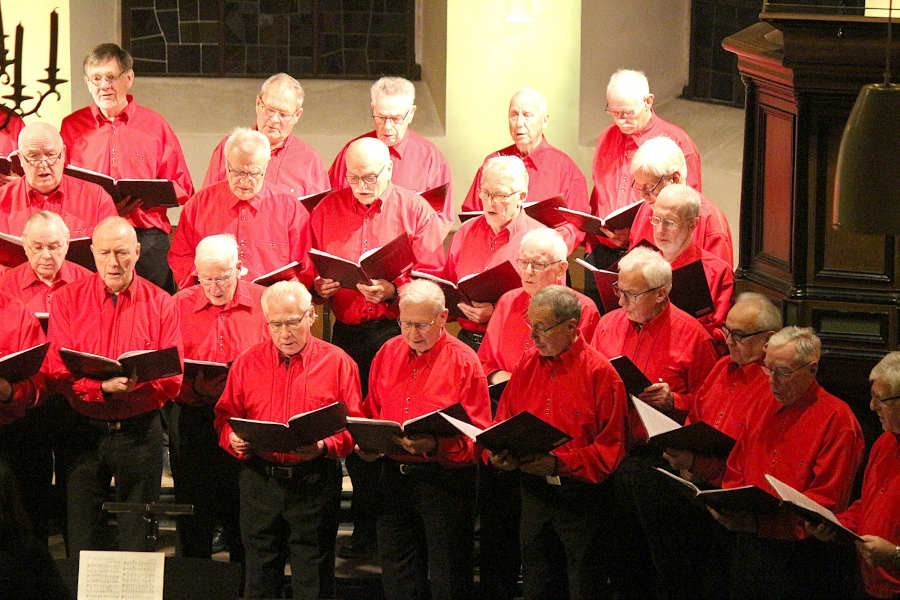Der Männergesangverein Leopoldshöhe singt 2019 beim bisher letzten Konzert aller Chöre in der evanglischen Kirche Leopoldshöhe. Foto: Thomas Dohna