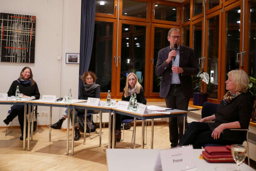 Im Gespräch auf dem Podium. Mit Dagmar Begemann, Sabine Kuhfuss, Dr. Sabrina Sommer, Dieter Bökemeier und Monika Korbach (von links)