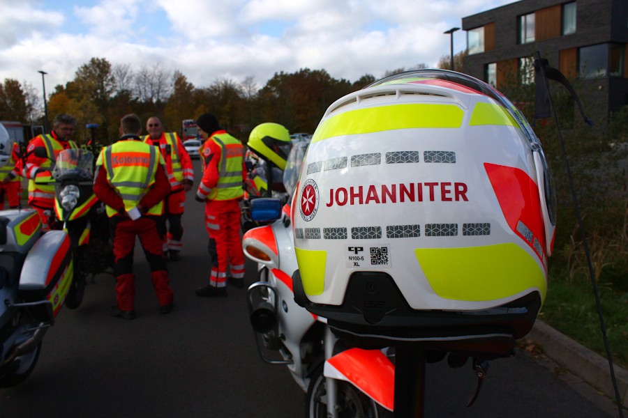Ein Helm der Johanniter-Motorrad-Staffel. Foto: Thomas Dohna