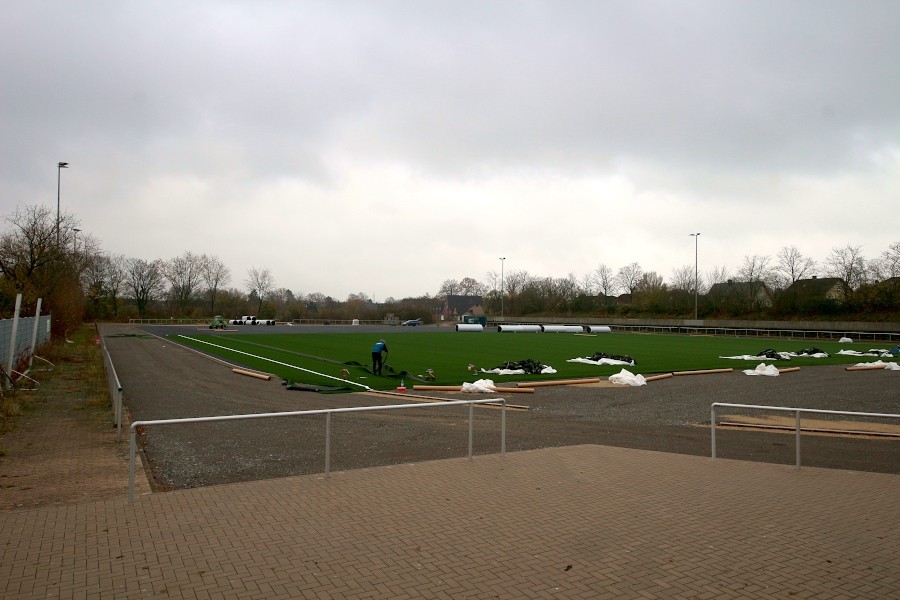 Der Sportplatz an der Schulstraße wird um 220.000 Euro teurer als geplant. Archivfoto: Thomas Dohna