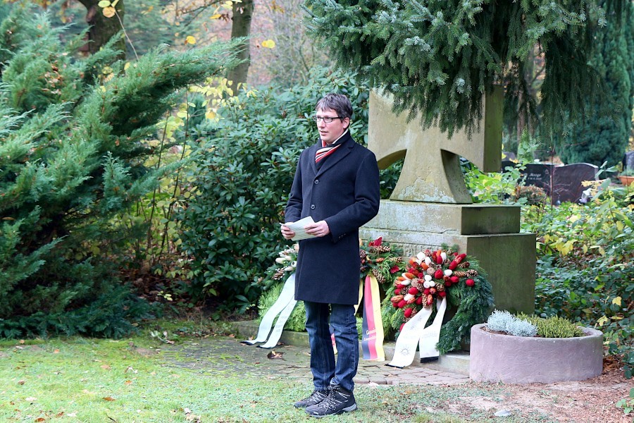 Bürgermeister Martin Hoffmann gedenkt am Ehrenmal auf dem Friedhof Dahlhausen der Toten von Krieg, Gewaltherrschaft und Terrorismus. Foto: Thomas Dohna