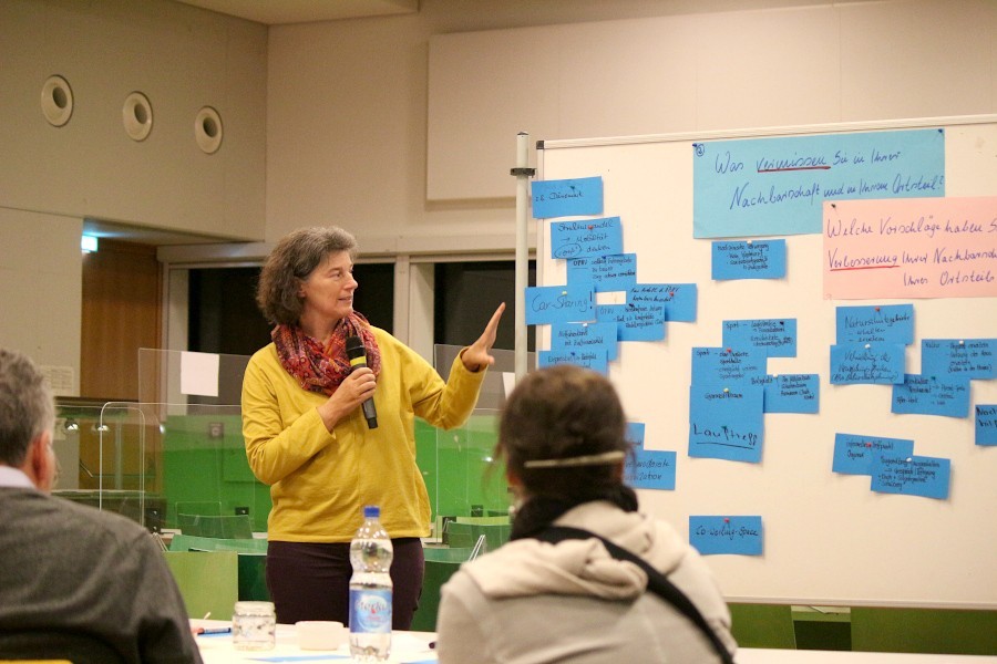 Susanne Knipping stellte vor, was die Teilnehmer am World Café in Leopoldshöhe vermissen. Foto: Thomas Dohna