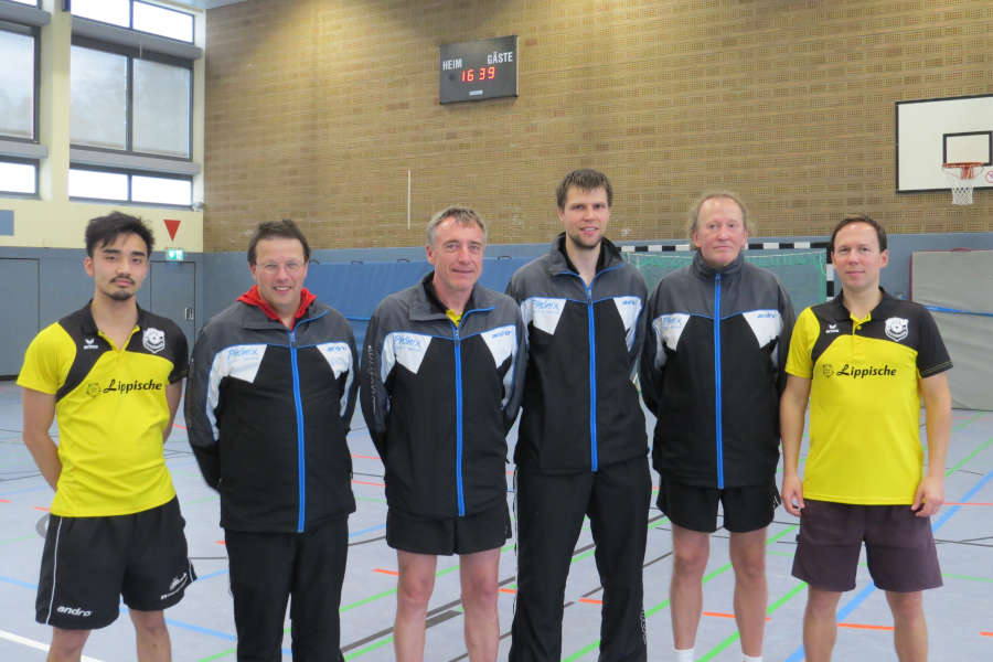 Der erste Erfolg in der Verbandsliga unter Dach und Fach. Das Team des TuS Bexterhagen freut sich.