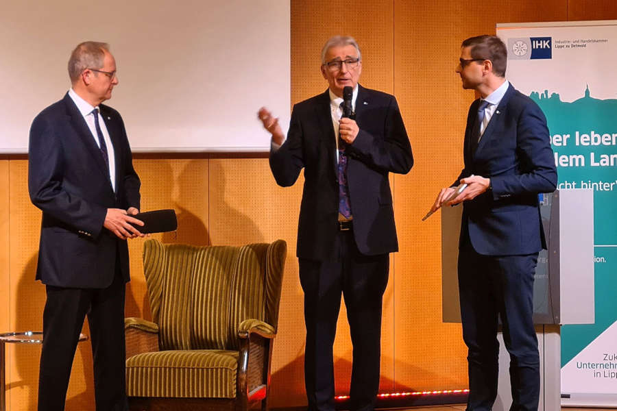 Staffelübergabe: IHK-Präsident Volker Steinbach (m.) mit Hauptgeschäftsführer Axel Martens (l.) und seinem Nachfolger Stefan Sievers