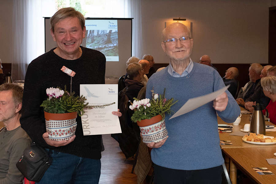 Hans Dudler (NABU Leopoldshöhe) und Werner Nowak (NABU Oerlinghausen) wurden geehrt. Foto: Privat