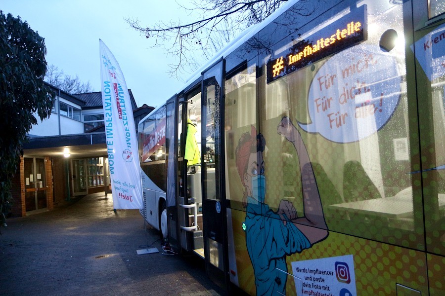 Gestern, 28. Dezember 2021, stand der Impfbus des Kreises Lippe an der Grundschule Asemissen. Rund 200 Menschen ließen sich impfen. Foto: Thomas Dohna