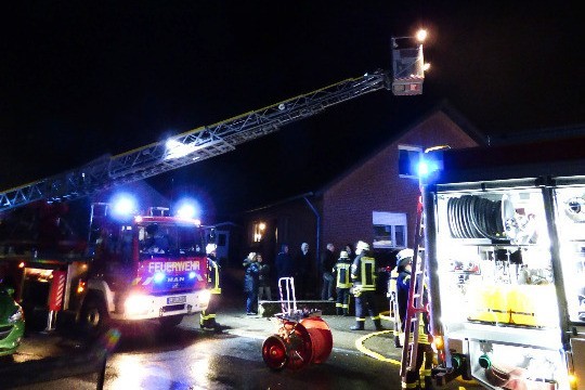 Mit Hilfe der Drehleiter belichtete die Feuerwehr die Einsatzstelle am Friedhofsweg. Foto: Hendrik Glauer/DRK