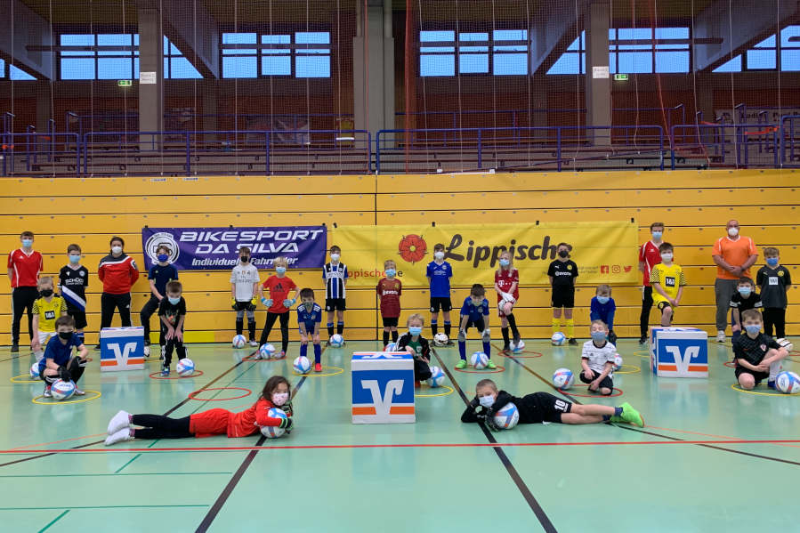 Die Teilnehmerinnen und Teilnehmer des zehnten Fußballcamps des TuS Bexterhagen haben sich zum Foto aufgestellt. Foto: Privat