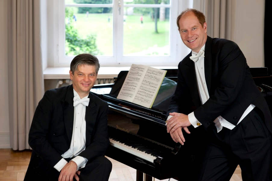 Piotr Oczkowski (links) und Christopher Jung sind mit der Winterreise von Franz Schubert zu Gast in Bergkirchen. Foto: Jelinski
