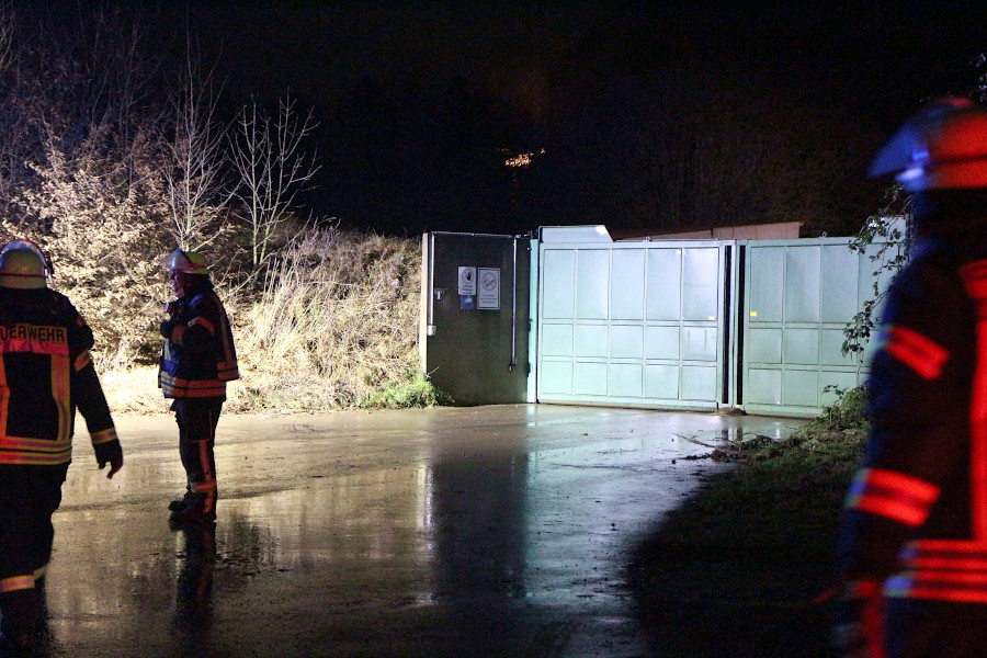 Feuerwehrleute stehen vor dem Tor zur Biogasanlage am Gut Eckendorf. Hinten über dem Tor ist die Gasfackel zu erkennen. Ein Lkw-Fahrer meinte einen Brand zu sehen und alarmierte die Feuerwehr. Foto: Edeltraud Dombert