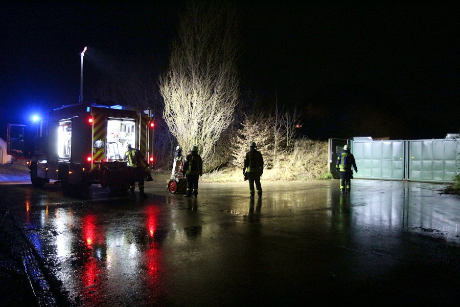 Die Kräfte der Freiwilligen Feuerwehr Leopoldshöhe stehen bereit, um einen vermeindlichen Brand der Biogasanlage am Gut Eckendorf zu löschen. Der helle Fleck hinter dem Gebüsch ist die Gasfackel, mit der überschüssiges Gas verbrannt wird. Foto: Edeltraud Dombert