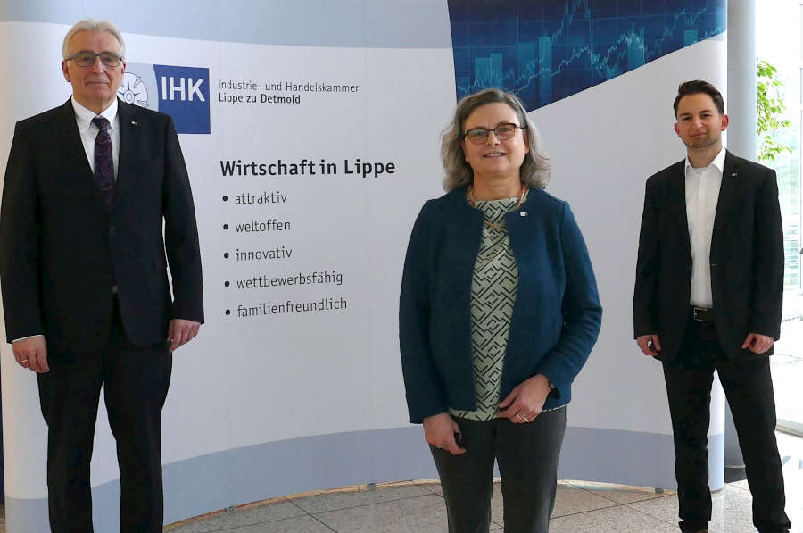 Stellten den aktuellen IHK-Konjunkturlagebericht vor: IHK-Präsident Volker Steinbach (l.) mit IHK-Geschäftsführerin Maria Klaas und Referent Timm Marvin Lönneker. Foto: IHK Lippe