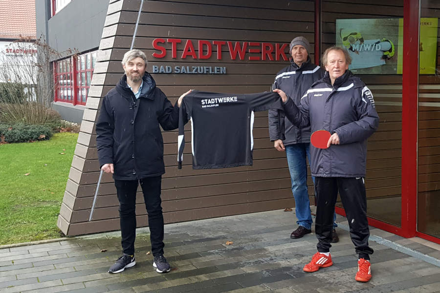 Foto: Petra Kretschmer links Johannes Dittmar (Stadtwerke Bad Salzuflen), rechts Uli Watermann (TuS Bexterhagen) und hinten Charly Precht (PHÖNIX Sport-Service)