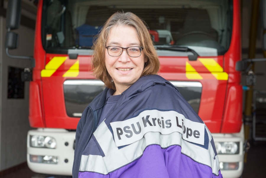 Petra Schubert ist PSU-Assistentin bei der Freiwilligen Feuerwehr in Leopoldshöhe und koordiniert das PSU-Team im Kreis. Sie ist aber voll ausgebildete Feuerwehrfrau und kennt daher die Sorgen und Ängste der Kameraden. Foto: Ralf Bittner