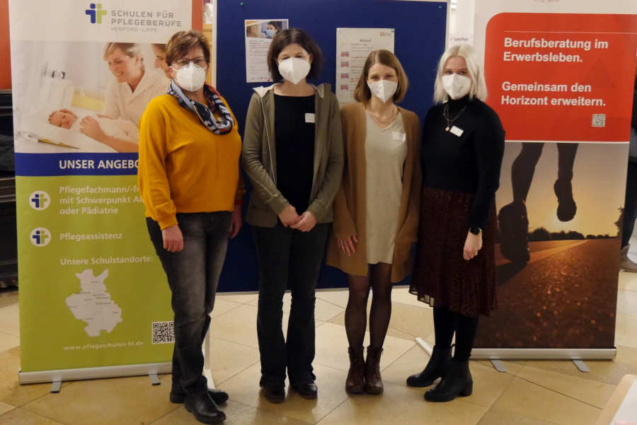 Petra Elsner (Kreiswirtschaftsförderung), Tanja Lupuljev, Dana Fortmann und Alisa Hochmuth (Quartiersentwicklung) vom Kreis Lippe wollen mit der Pflege on Tour Fachkräfte für Lippe gewinnen. Foto: Kreis Lippe.